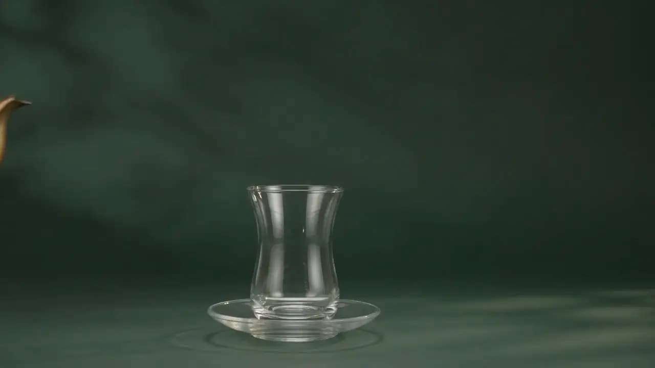 ریختن چای ایرانی در استکان